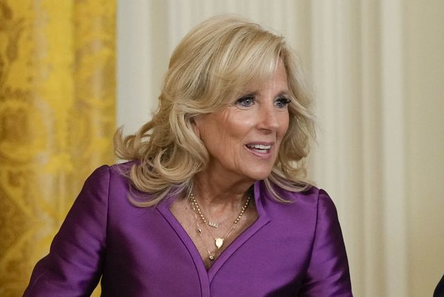 Jill Biden u ljubičastoj haljini - 4