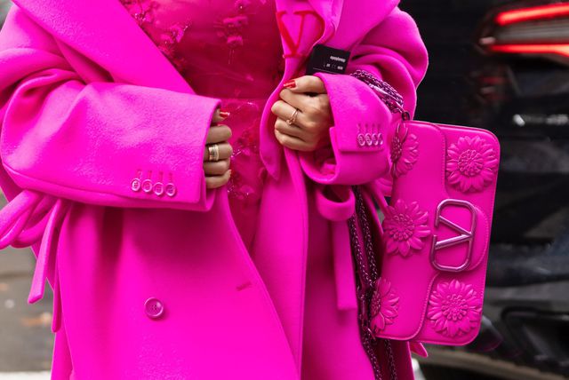 Ružičasti komadi modne kuće Valentino u street style izdanju