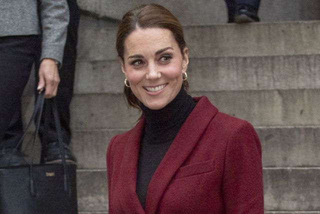 Catherine Middleton u kostimiću boje burgunca francuskog modnog brenda Paule Ka - 6