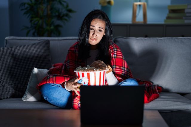 Žena plače dok gleda film