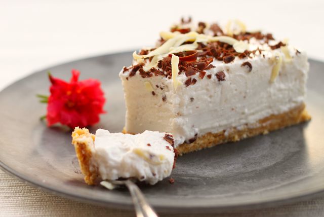 Cheesecake s kokosom i bijelom čokoladom
