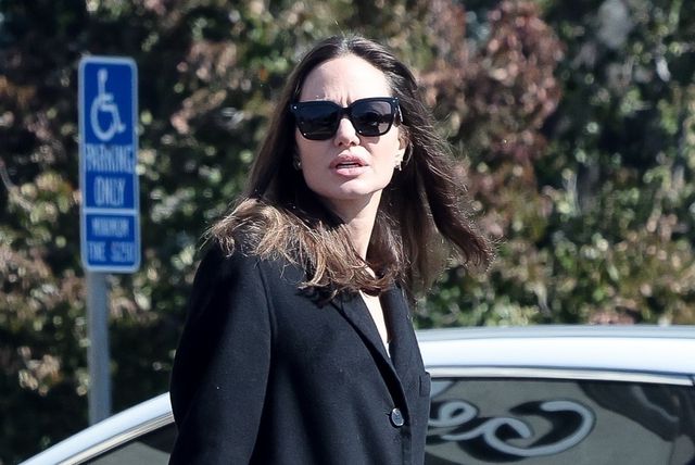 Angelina Jolie u dugom kaputu i ljetnim sandalama - 5