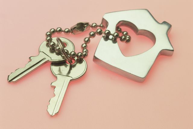 Ključevi s privjesom u obliku kuće i srca