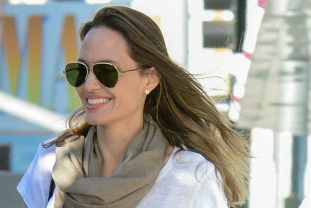 Angelina Jolie u uskoj suknji s visokim rasporom - 2