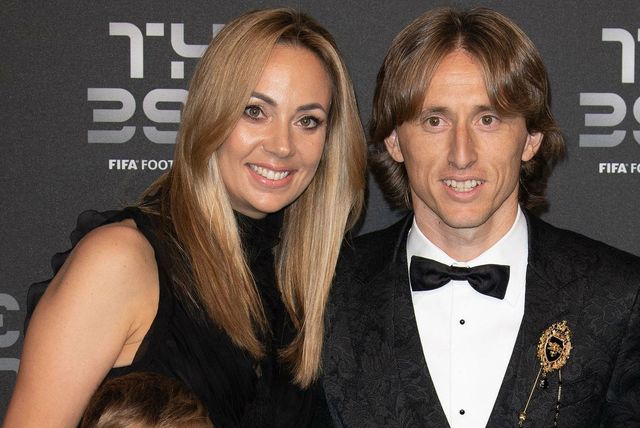 Vanja Modrić sa suprugom Lukom i djecom na dodjeli FIFA-inih nagrada za najbolje igrače godine