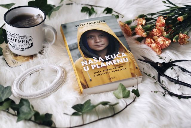 Knjiga \'Naša kuća u plamenu\' Grete Thunberg