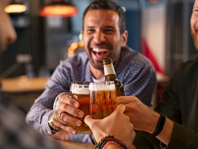 Zašto nam je lakše obećati pivo nego ga stvarno platiti: Mala psihologija velikih dugova