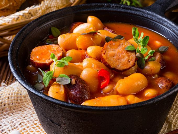 Pikantno varivo s krumpirom, bijelim grahom i kobasicom