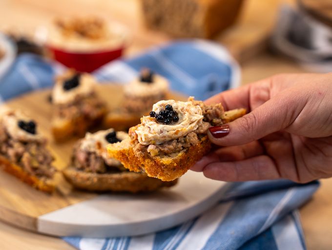 Tatarski biftek Ane Antunović s maslacem od čvaraka i lažnim kavijarom na toplom multigrain kruhu. - 1