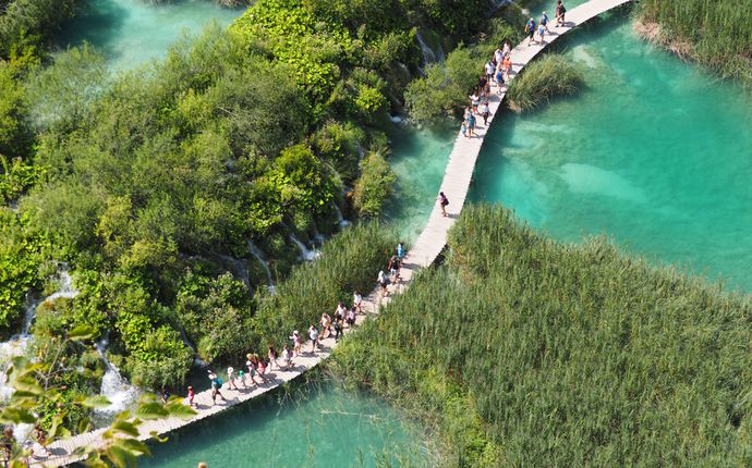 Turisti obilaze Plitvička jezera