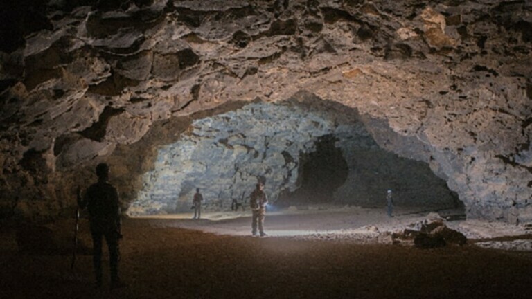 Arheolozi istražuju unutrašnjost cijevi lave u arapskoj pustinji