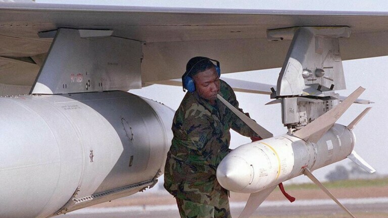 Montaža projektila AGM-88 HARM na borbeni zrakoplov