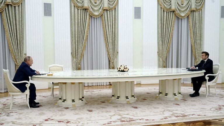 Vladimir Putin i Emanuel Macron za Putinovim neobično dugim stolom za sastanke