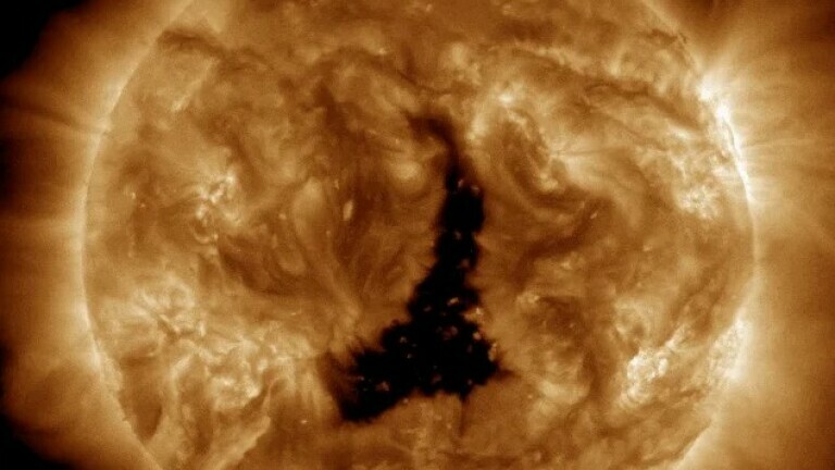 Kolosalna koronalna rupa na Suncu
