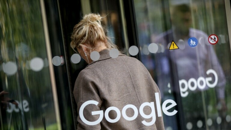 Žena ulazi u sjedište Googlea u Londonu