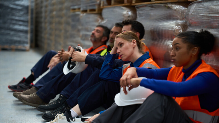 Iscrpljeni radnici u skladištu, ilustracija