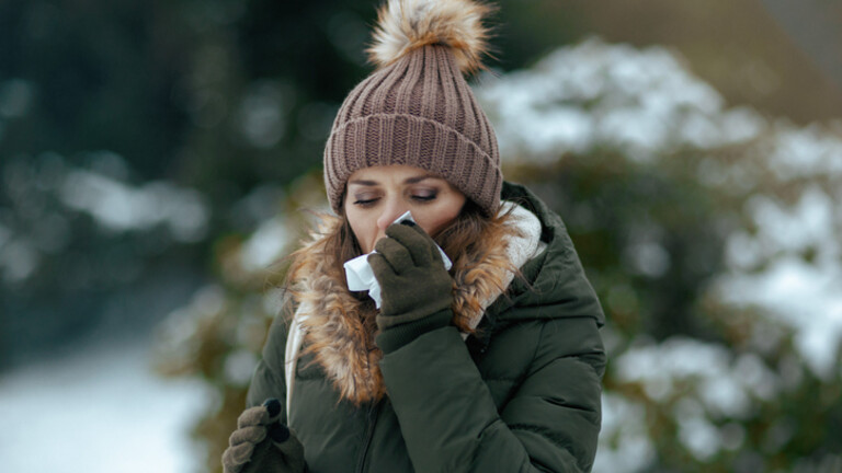 Žena briše nos na hladnoći, ilustracija