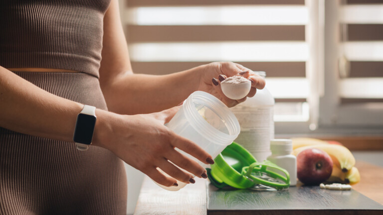 Žena priprema praškasti napitak