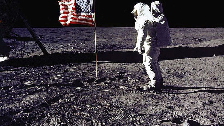 Američki astronaut pored američke zastave na Mjesecu, misija Apollo 11 (Foto: Arhiva/AFP)