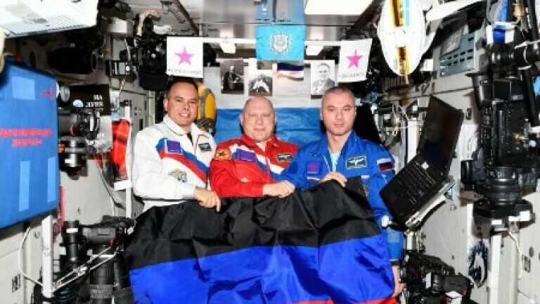 Ruski kozmonauti sa zastavom Donjecka