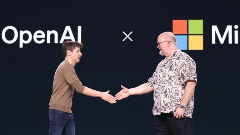 Sam Altman se rukuje s Kevinom Scottom iz Microsofta