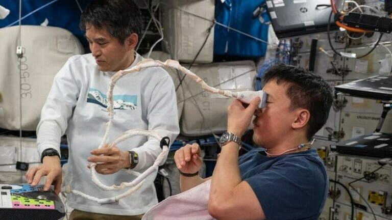 Astronaut provjerava vid na ISS-u