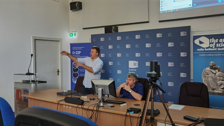 Hrvoje Tkalčić drži predavanje na IRB-u