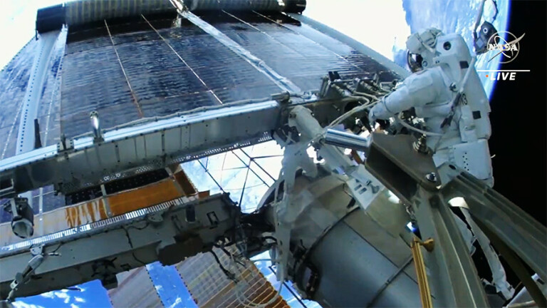 Astronauti postaavljaju solarni panel na ISS