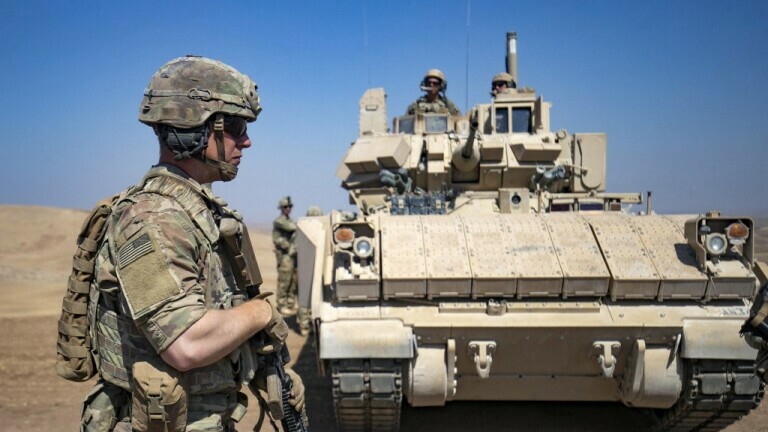 Američki vojnik pord borbenog vozila Bradley