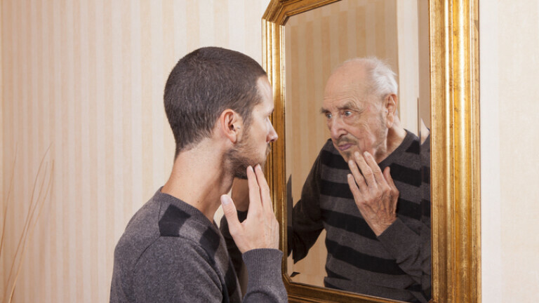Pogled na starijeb sebe u ogledalu, ilustracija