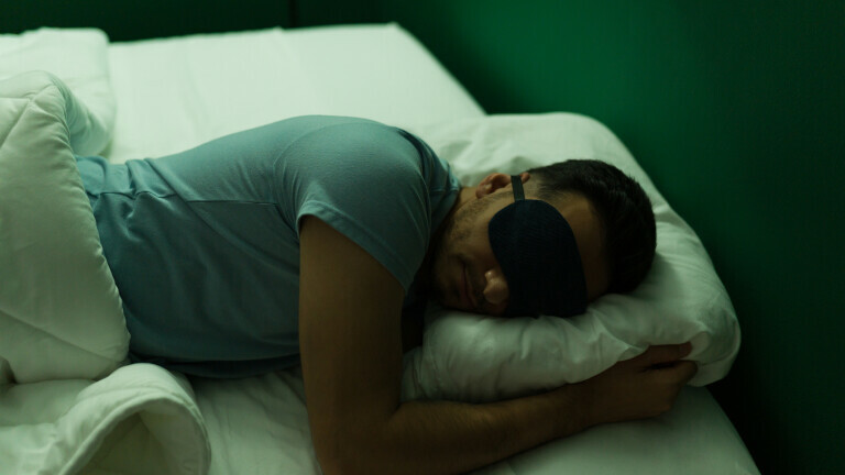Spavanje s maskom za oči