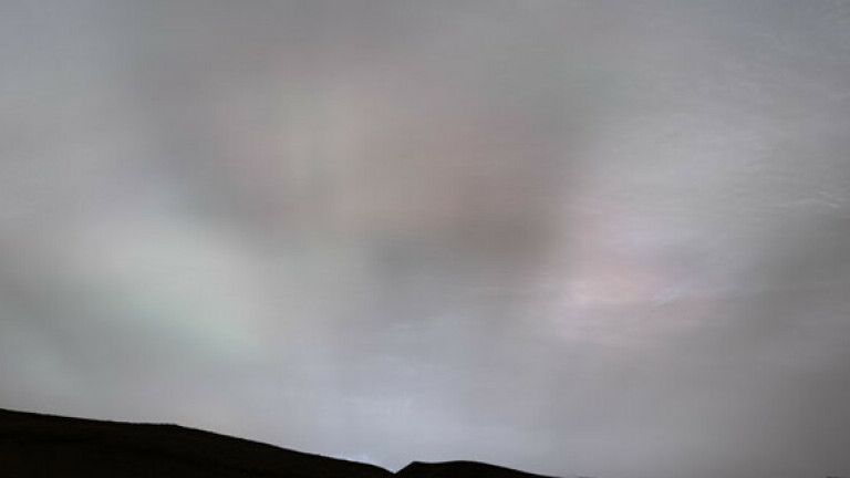 Sunčeve zrake prolaze kroz oblake na Marsu