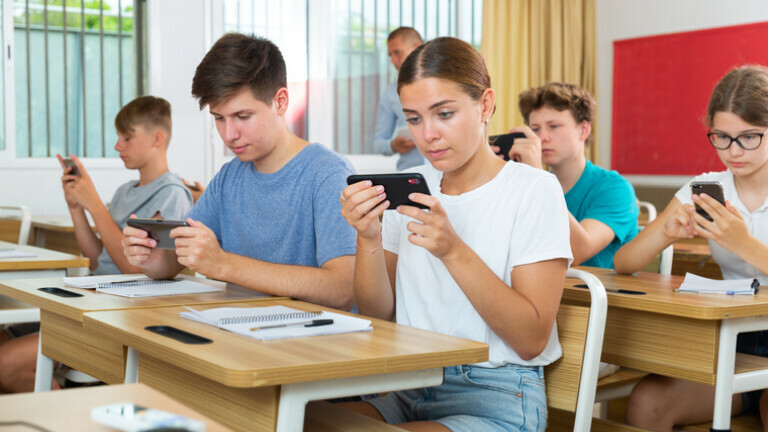 Učenici s mobitelima tijekom nastave, ilustracija
