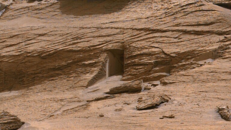 Formacija u stijeni na Marsu izgleda poput umjetno napravljenog prolaza