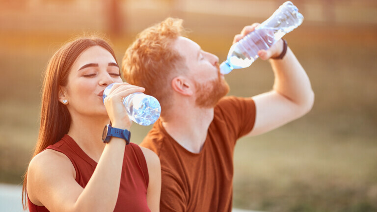 Par pije vodu