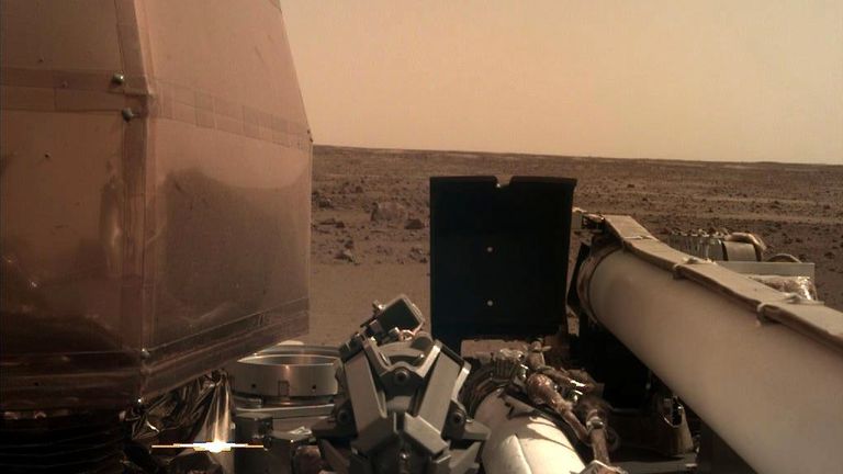 NASA je objavila fotografiju koju je kamera na sondi InSight snimila nakon slijetanja na Mars (Foto: NASA/JPL-Caltech)