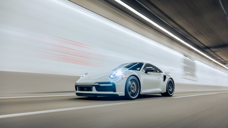 Porsche u tunelu