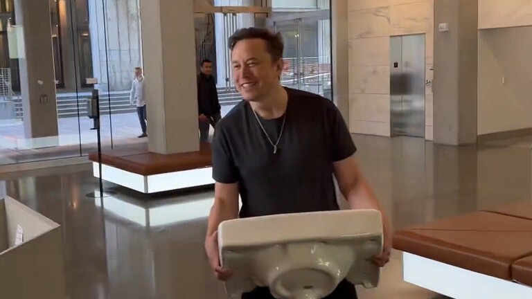 Elon Musk s umivaonikom u bivšem sjedištu Twittera