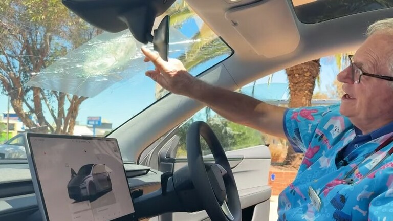 Andrew Melville-Smith pokazuje razbijeno vjetrobransko staklo u svojoj Tesli