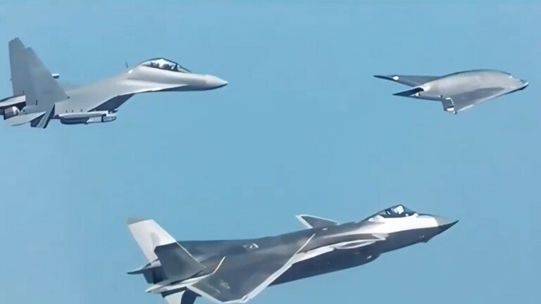 GJ-11 u letu s J-20 i J-16D