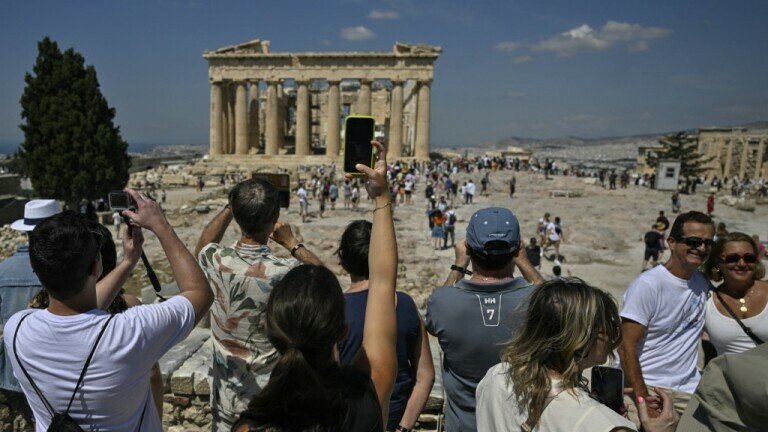 Turisti ispred hrama Partenona u Grčkoj