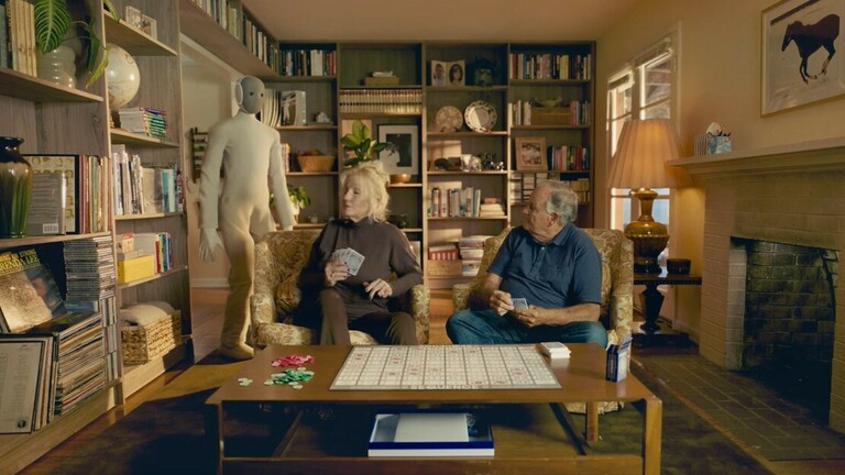 Robot Neo u kući s vlasnicima