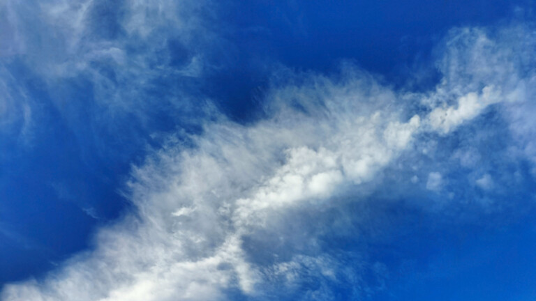 Raspršeni trag ispušnih plinova iz zrakoplova na nebu