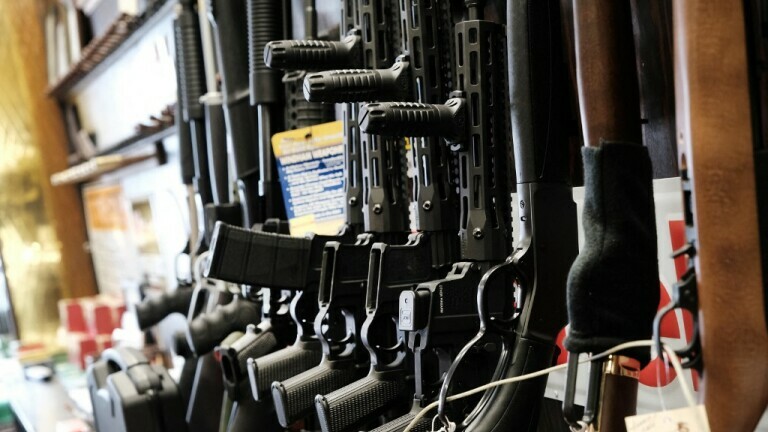Polica s oružjem u trgovini oružja