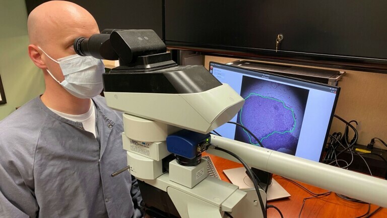 Patolog proučava uzorak tkiva kroz ARM mikroskop