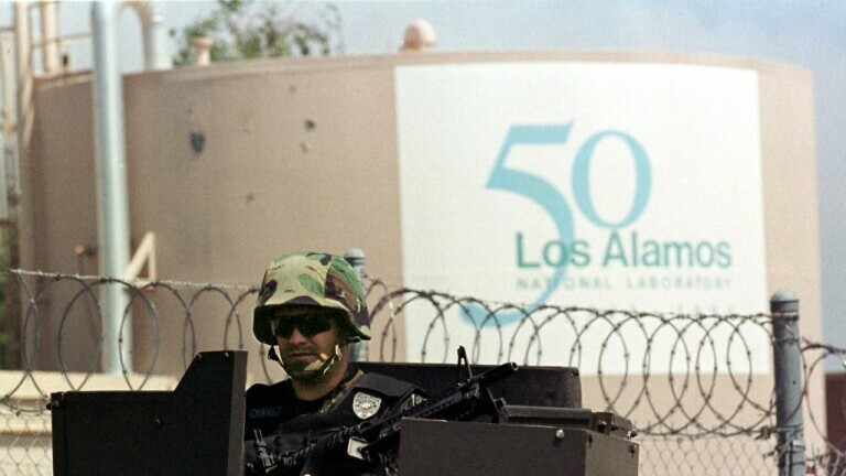 Američki vojnik na straži ispred laboratorija Los Alamos