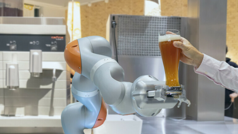 Robot poslužuje pivo