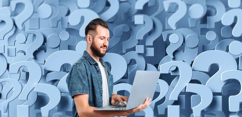 Pozadina od upitnika i muškarac na laptopu kako razmišlja