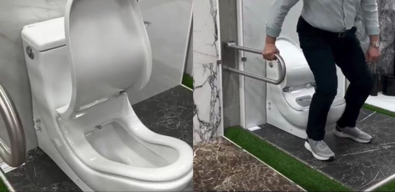 Muškarac koji sjeda na neobičnu WC školjku