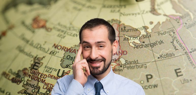 Karta Europe i muškarac koji pokazuje na razmišljanje